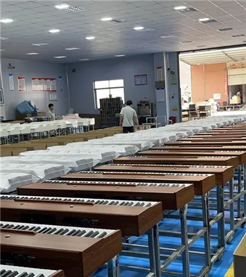 Egy bácsi elektromos zongorán játszik, miközben zöldségeket árul.